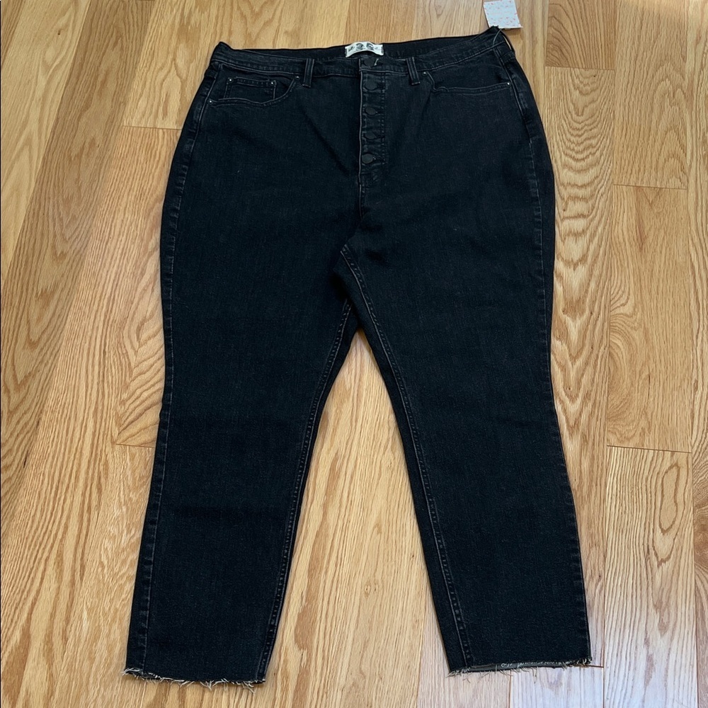 New! We the Free Sz 35, women’s black curvy high waisted jeans.